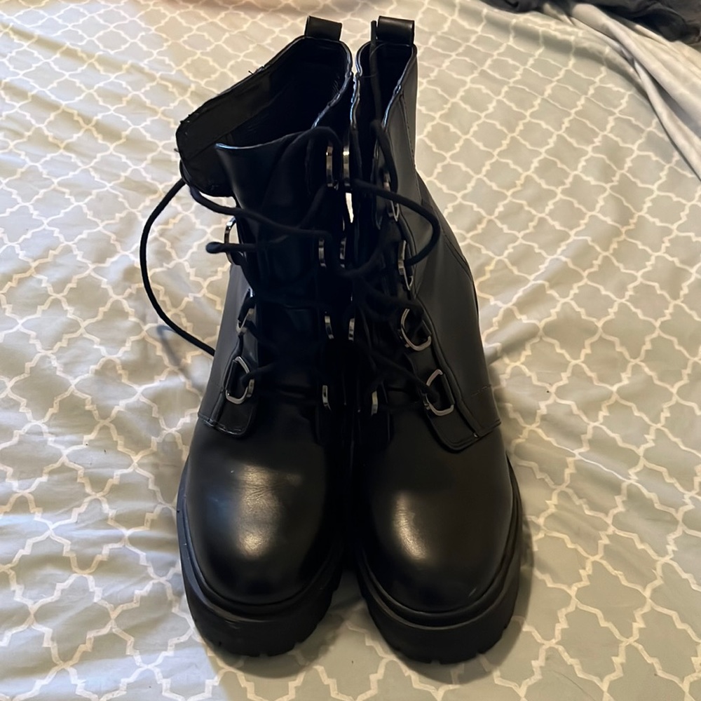 Women’s heeled lace up boot